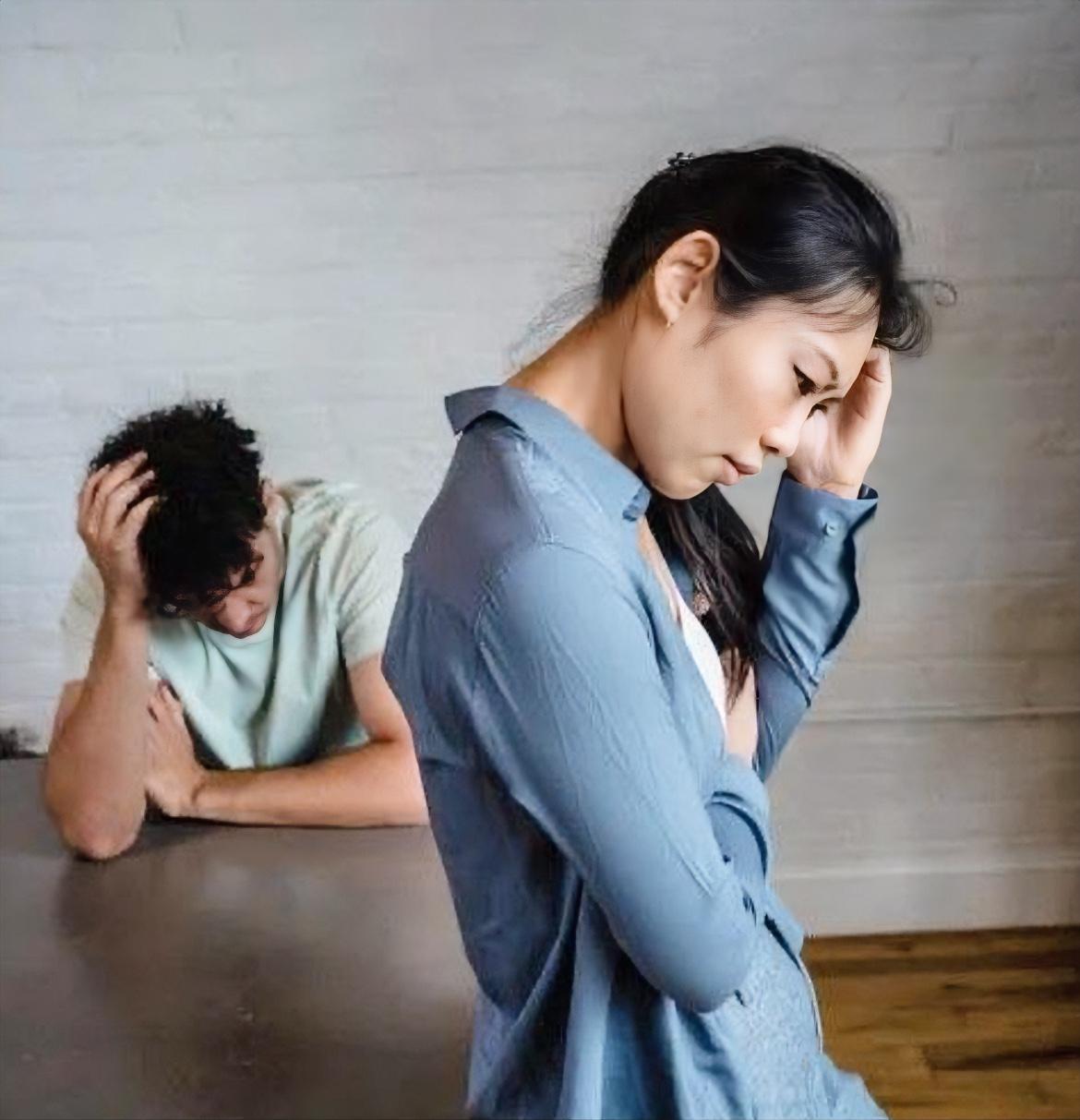 妻子把老公当外人的8种表现第一，自己的收入和存款，从不跟老公透露半句；第二