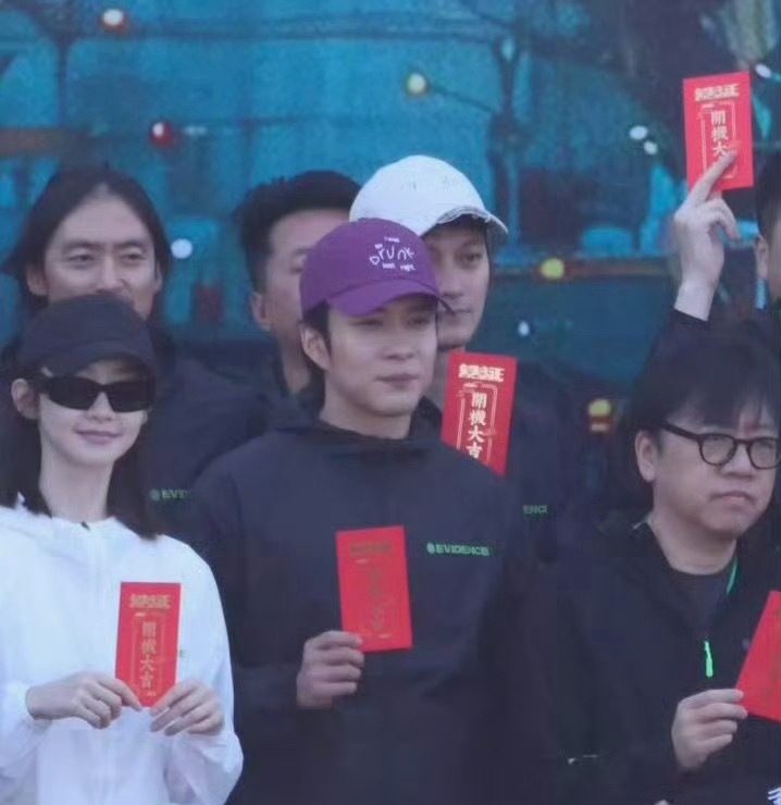 孙红雷刘宇宁韩东君张艺凡开机同框孙红雷刘宇宁韩东君张艺凡开机同框照孙红雷刘宇宁