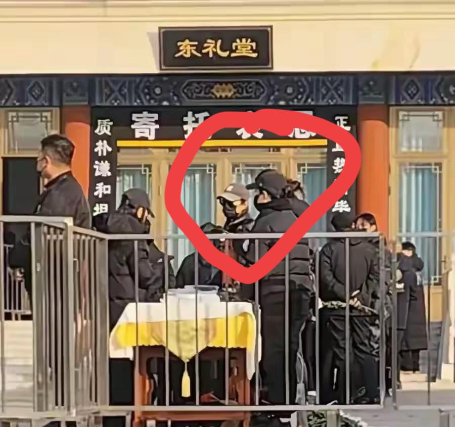 唐嫣现身罗晋父亲葬礼夫妻二人一直手挽着手打碎所有离婚谣言这几天罗晋应该心力