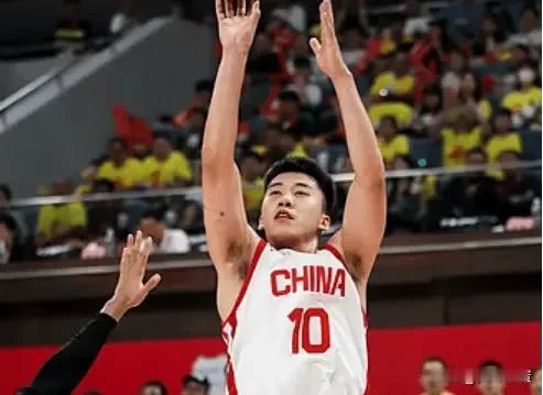 中国男篮一个无法进步的主要原因是主帅固执死板、论资排辈、欺软怕硬。明明胡金秋