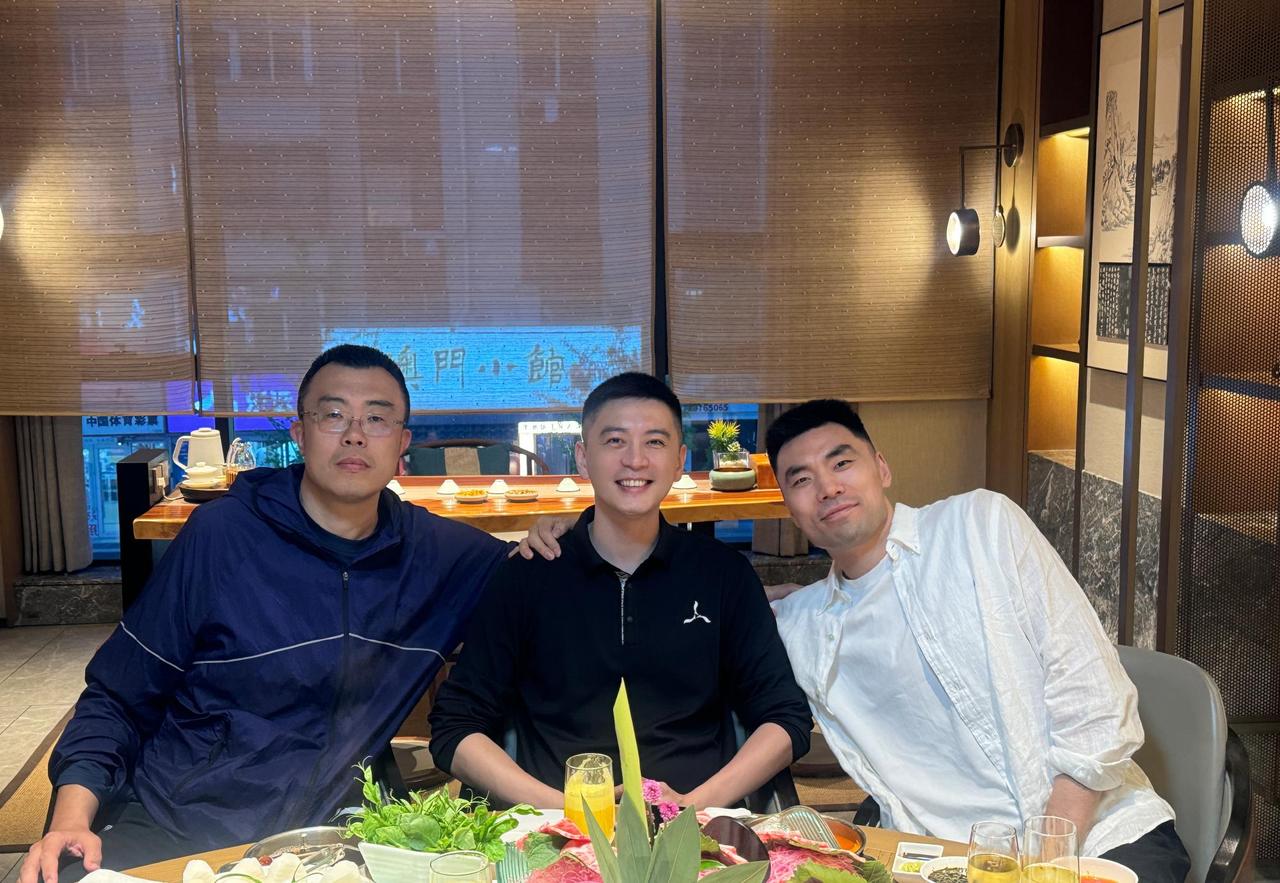 杨鸣在沈阳宴请韩德君和李晓旭，杨鸣随后在自己的社媒上发布：致敬并肩作战20多年的