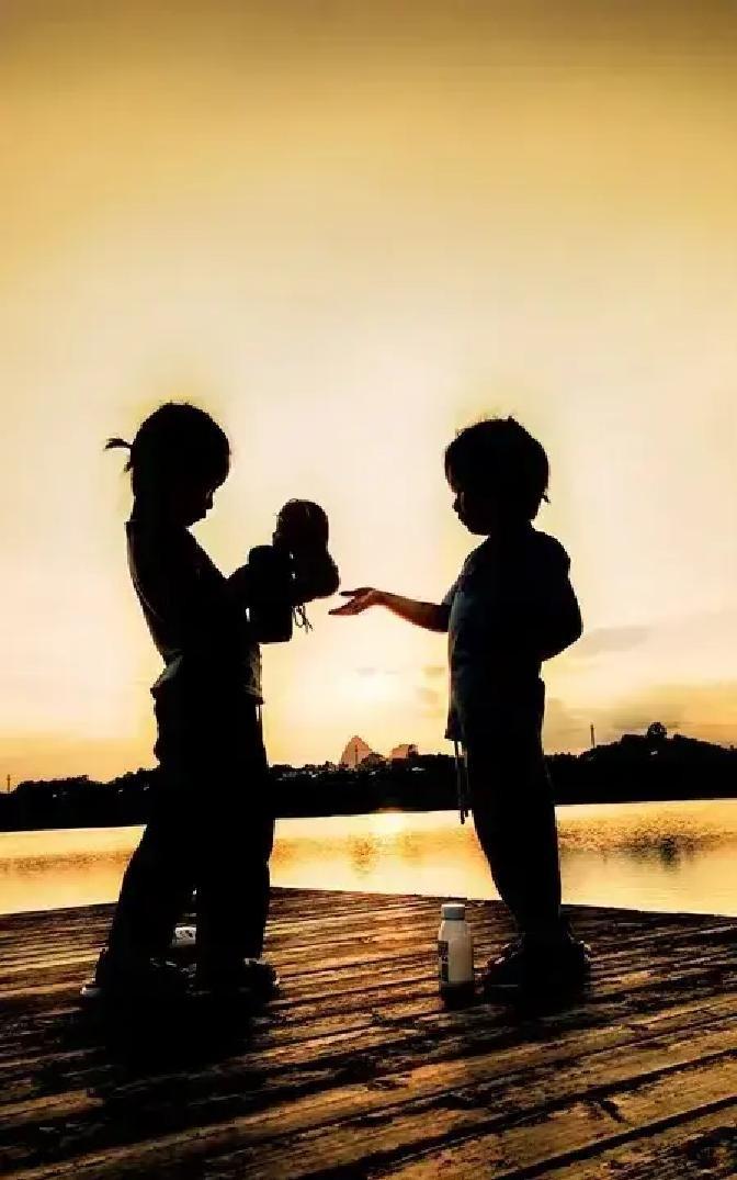 刷到一条视频，一对夫妻双双失业。丈夫开4米2货车，6月没单跑，干脆把车停家里。