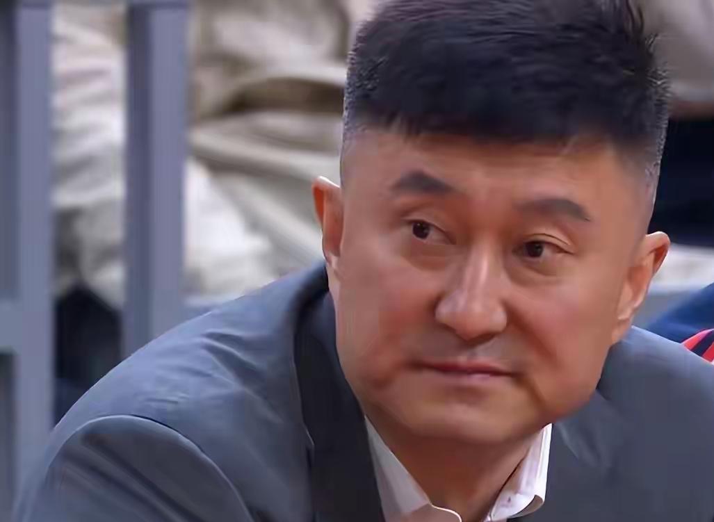 广东险胜深圳队！杜峰愁眉苦脸！本场比赛不得不说的3大消息！1.胡明轩何时回升状