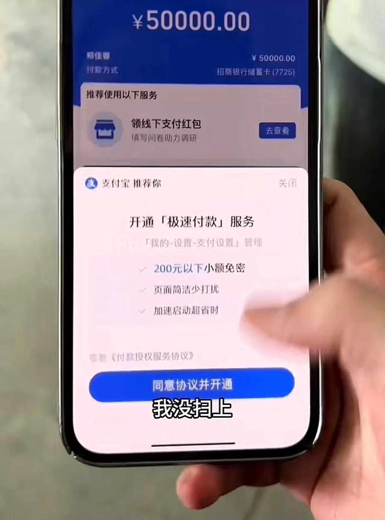 湖北仙桃街头，26岁姑娘郑晚星摆摊剪头，牌子上写着8元一位，70岁以上老人和残疾