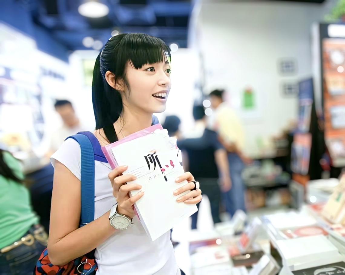 姚晨年轻的时候，也就姿色平平，怎么就被凌潇肃爱得死去活来呢？本来是想展示手上的书