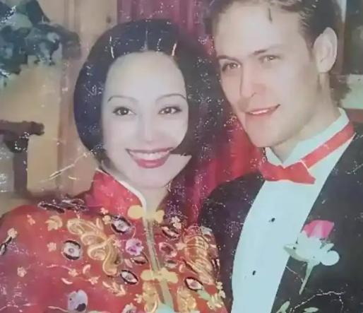1997年，宁静和美国人保罗步入婚姻，第一次来到丈夫家时，她被看到的场面震住了。