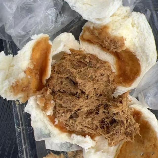 烟台一名男子质疑超意兴卖的酱肉包不是真肉馅第一眼看上去就不像是正经肉馅，很多