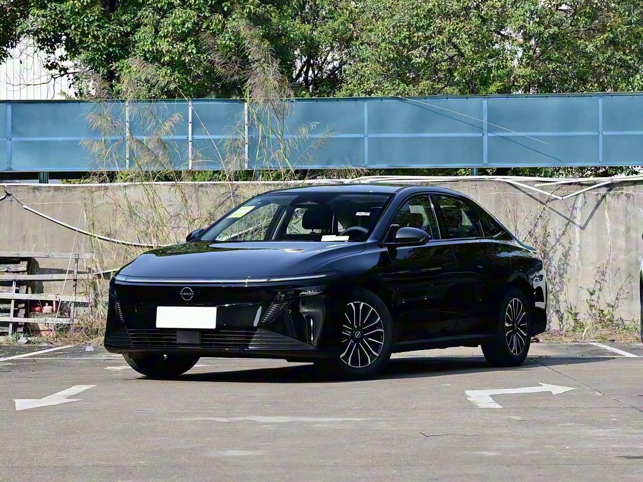 昨天去给轩逸做保养，无意间瞥见展厅的一台日产N6，嘴贱问了下价格，结果感觉心都要