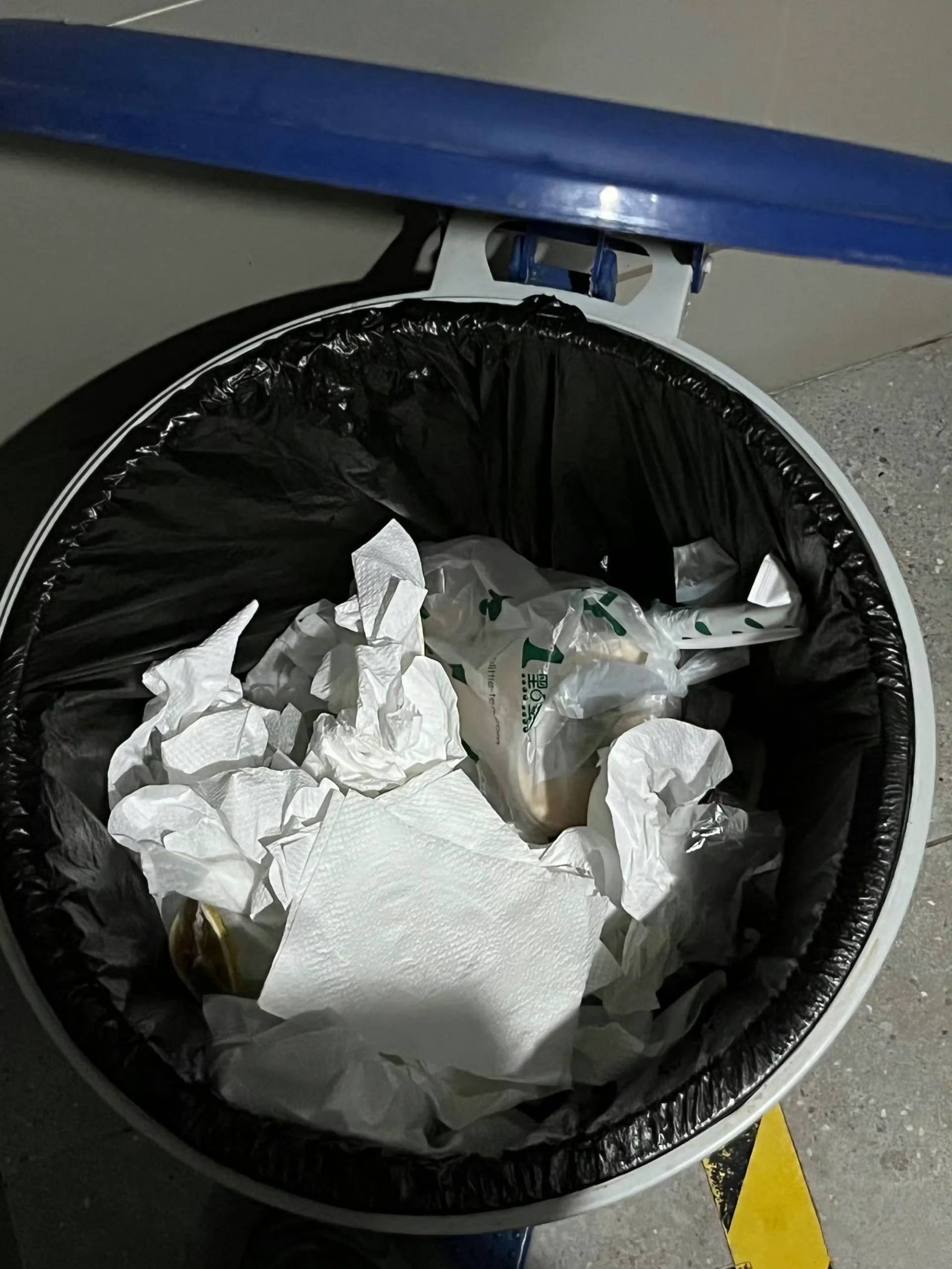 离职前请部门同事喝的奶茶被原封不动的丢掉