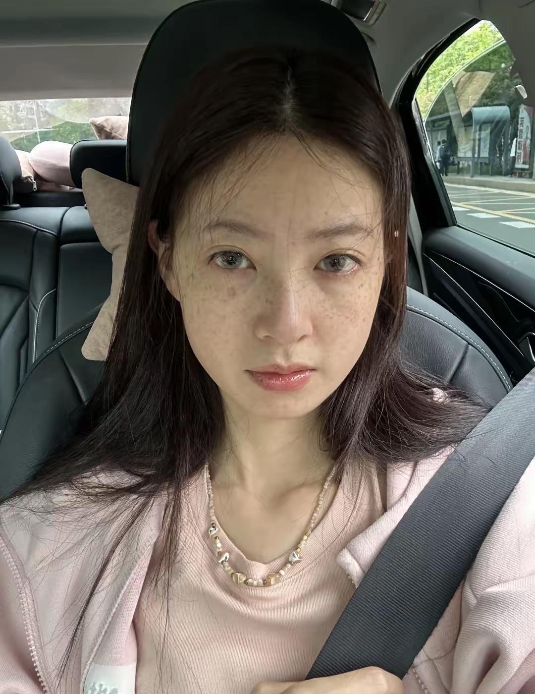 朋友和老婆（照片上的美女）离婚了因为老婆“太粘人”了前几天朋友和结婚三年的老