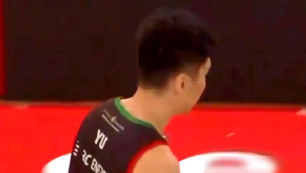 中国男篮，正在犯一个历史性错误。我们把2米21的余嘉豪送到西班牙。本以为余嘉