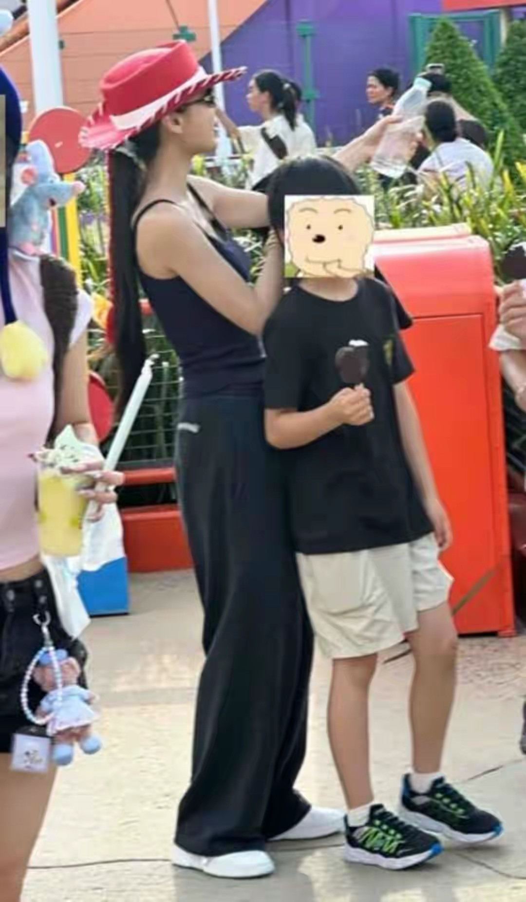 baby带小海绵现身港迪，素颜弓着背玩手机仍好美