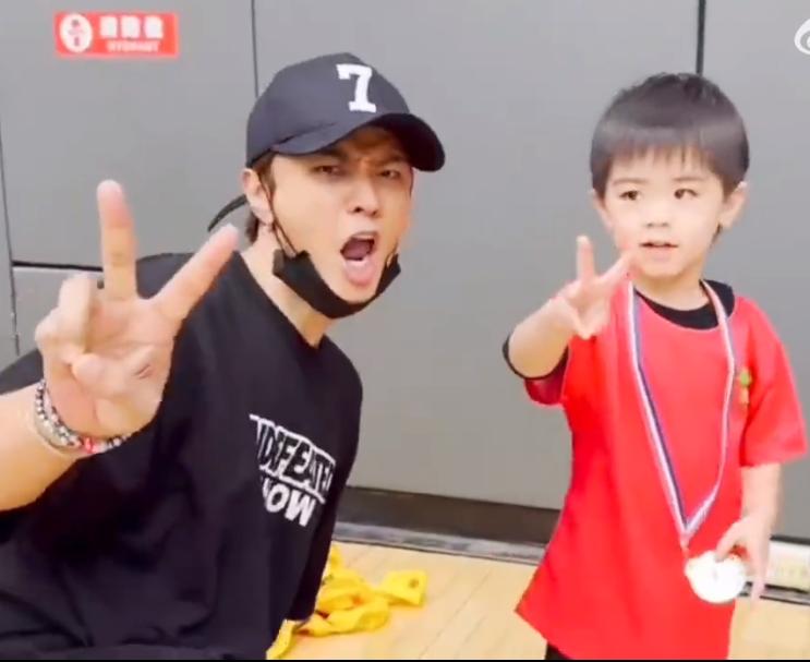 难怪罗志祥要收养经纪人的孩子，不是因为他有多喜欢孩子，也不是因为他有多喜欢经