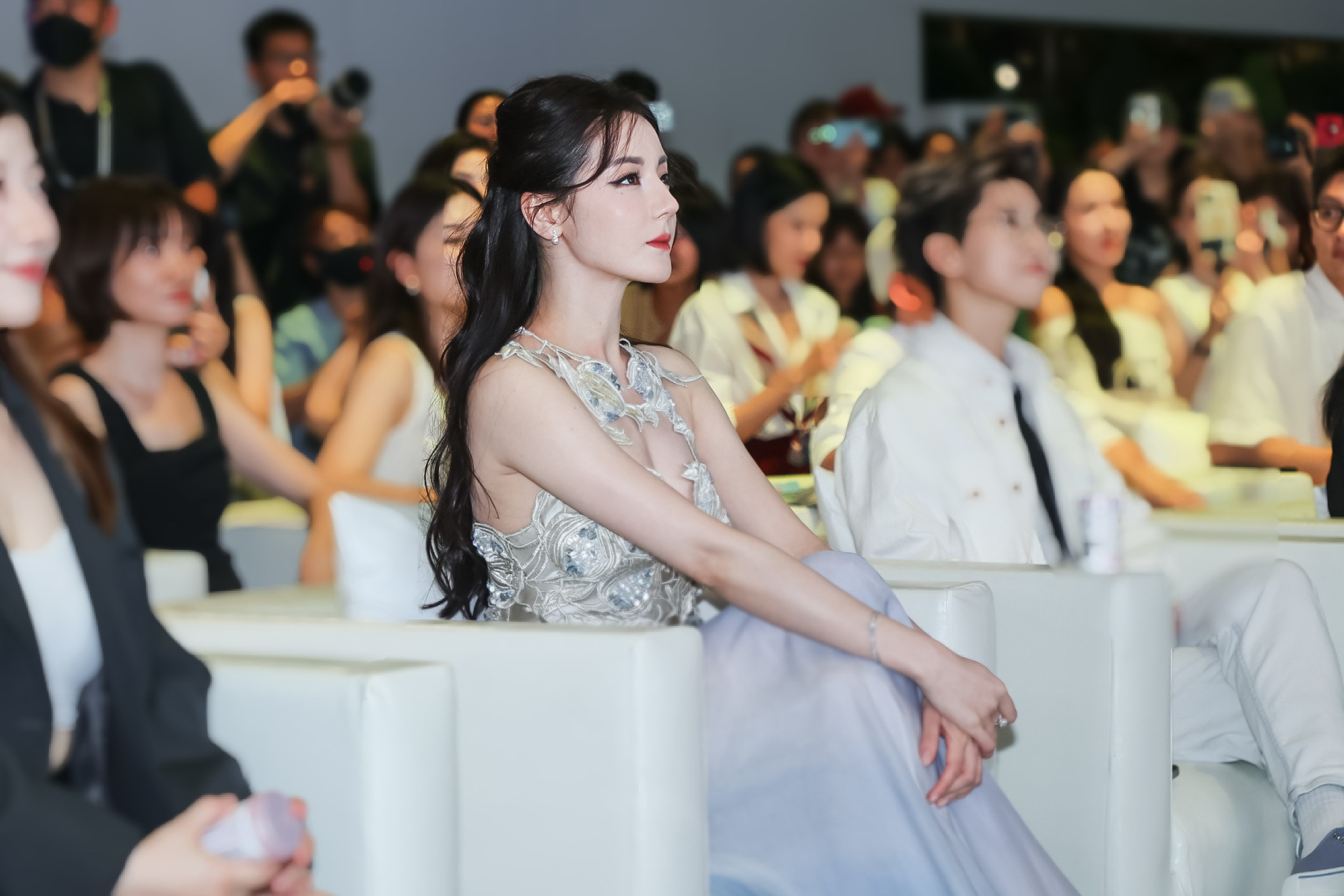 热巴怎么能漂亮成这样热巴谈及“漂亮”的一席话真的让人豁然开朗！她认为，漂亮并非