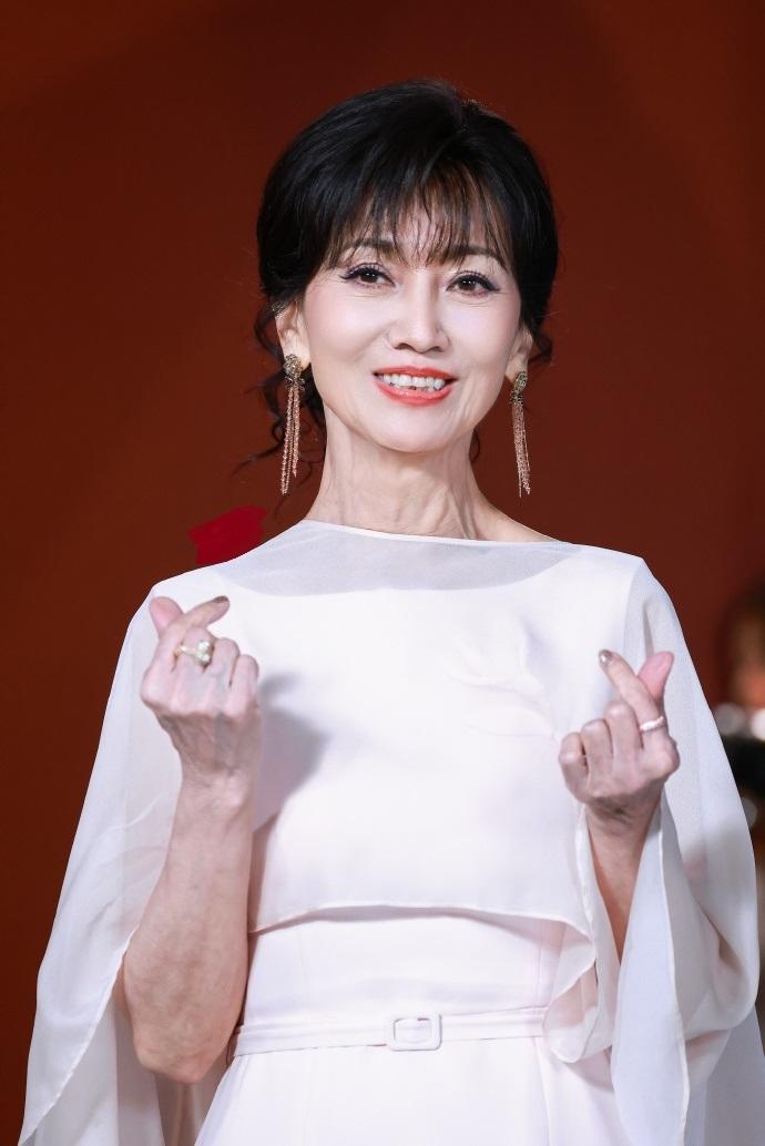 今天赵雅芝在上海出席时尚活动，她这次搭配了一身白色的套装，看上去非常的靓丽。