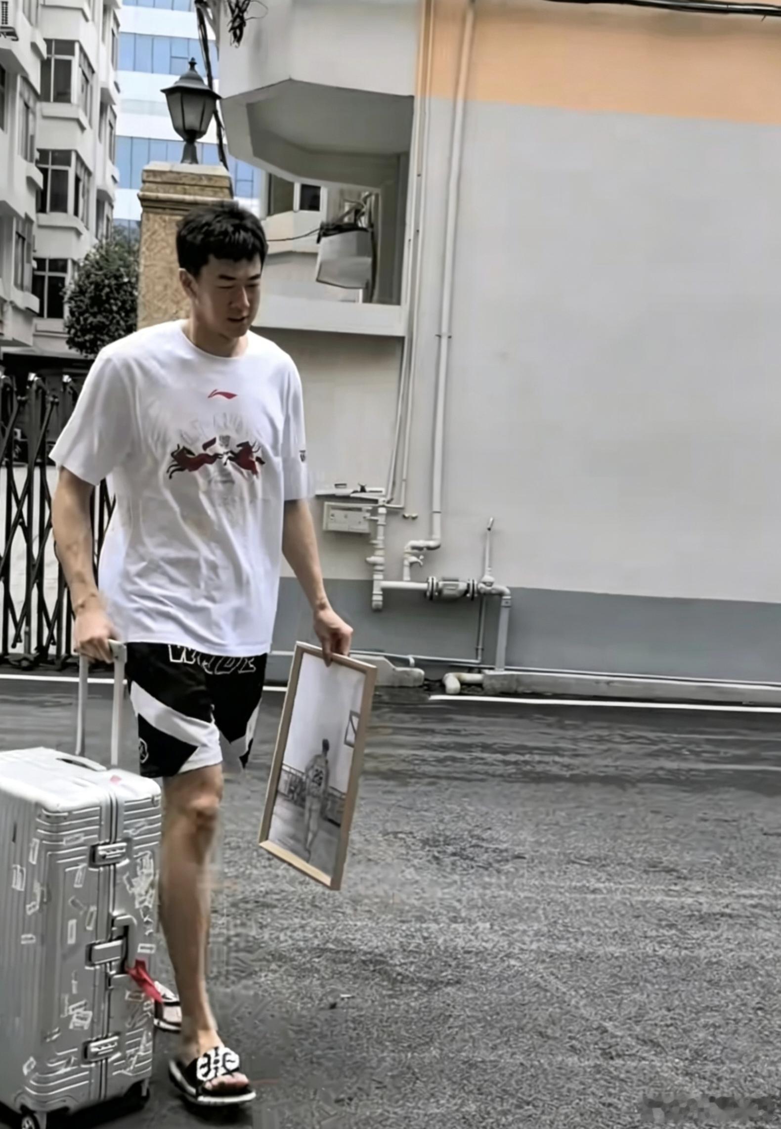 王少杰已收拾好行李离开俱乐部了，他在最新采访中也向广东队表达了感谢：“来到广东这