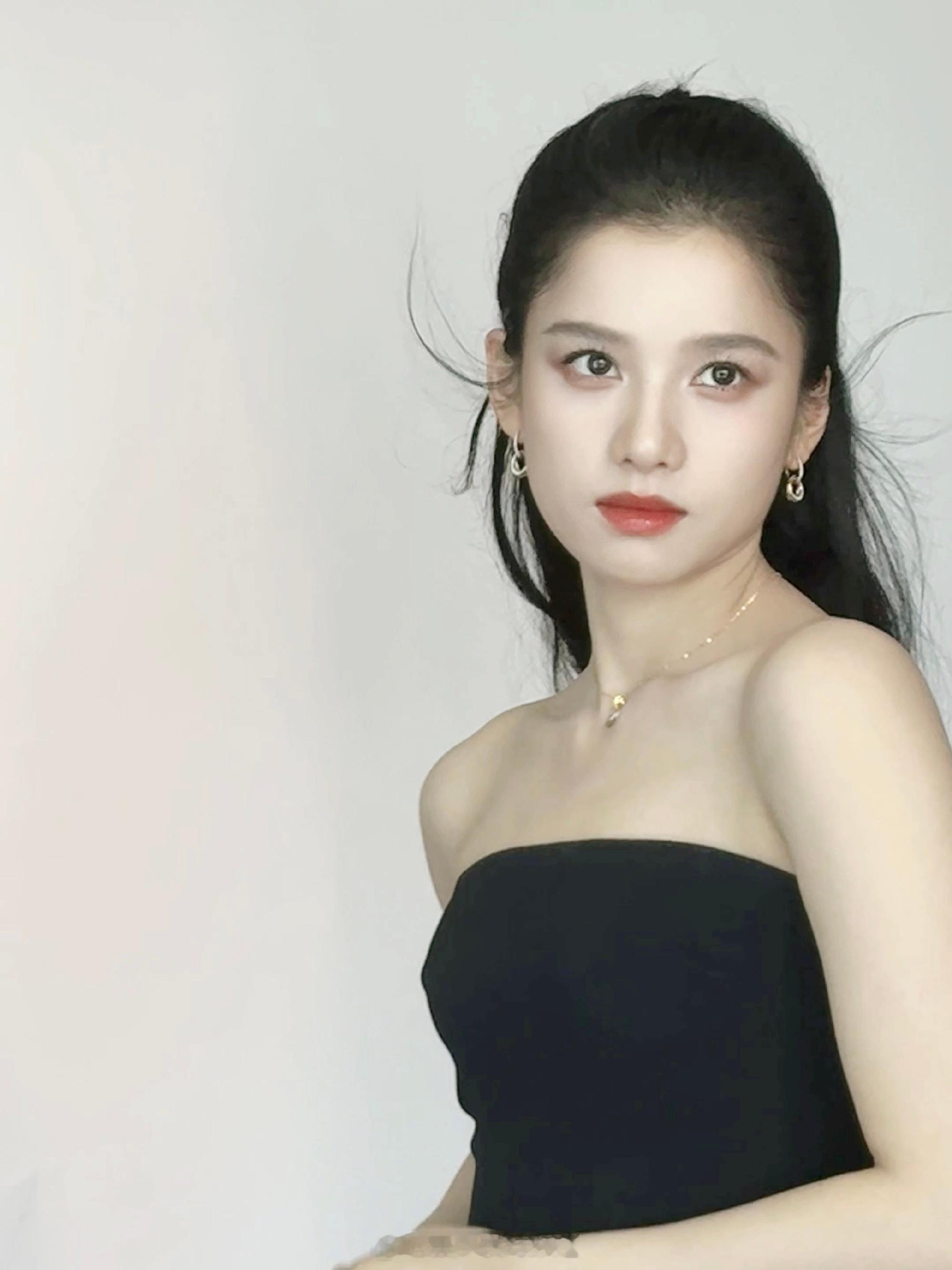 张婧仪至简格调​​​