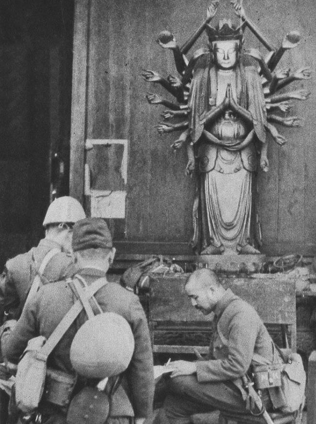 错了！很多人以为，这一幕发生在“南京大屠杀”期间的南京的长生寺、百岁宫或天宁寺，