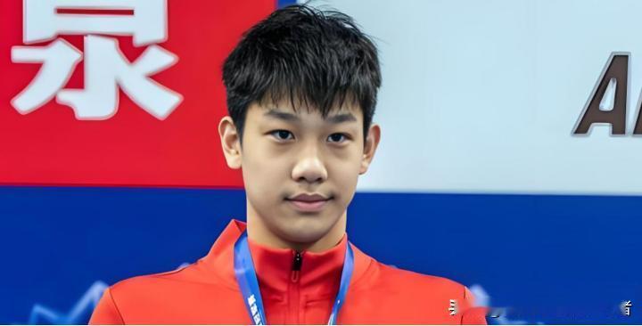 深圳大运中心的泳池里也太燃了！一场新老交替的大戏看得人热血沸腾，18岁小将张展硕