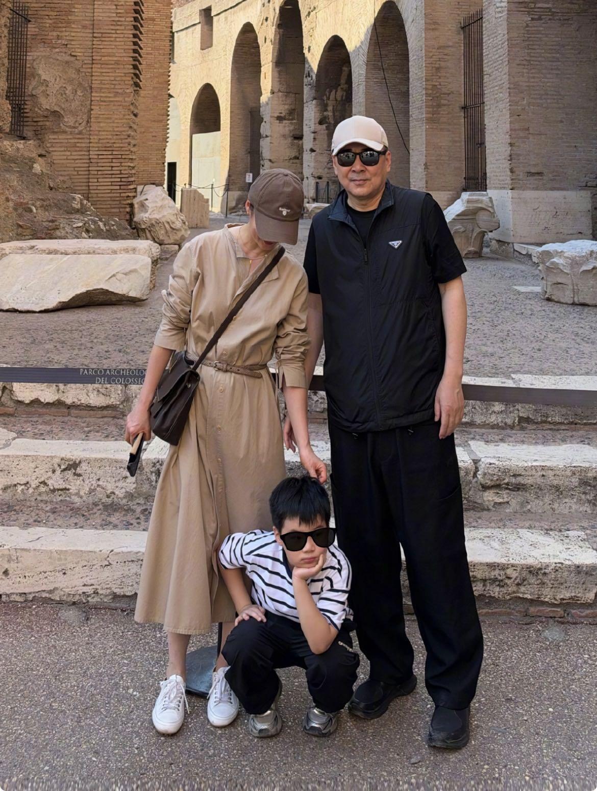 蒋勤勤一家三口出游路透！穿搭接地气，低调温柔太有烟火气蒋勤勤是公认的古装女