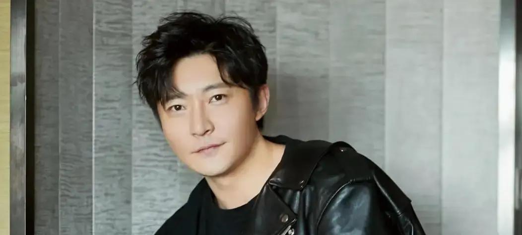 郭京飞在节目里聊到自己当年和鲍莉认识没多久就去领证，连婚礼都没办，俩人就这么把日