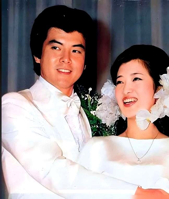 别再吹山口百惠的神仙爱情了！哪有什么完美童话？夫妻俩背着35年房贷，刚好买在