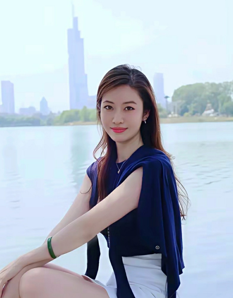 又白又瘦又长(๑>؂<๑）