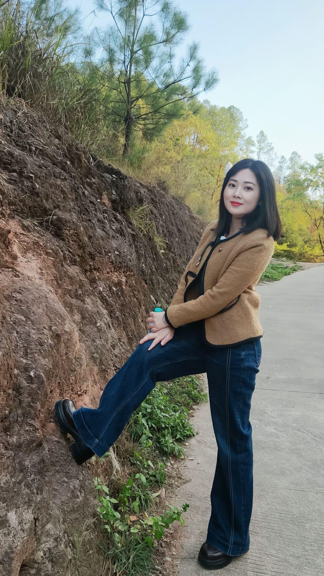 大山脚下，清风拂面，愿您心如山间清泉，宁静而深远。祝您一切安好！🌿