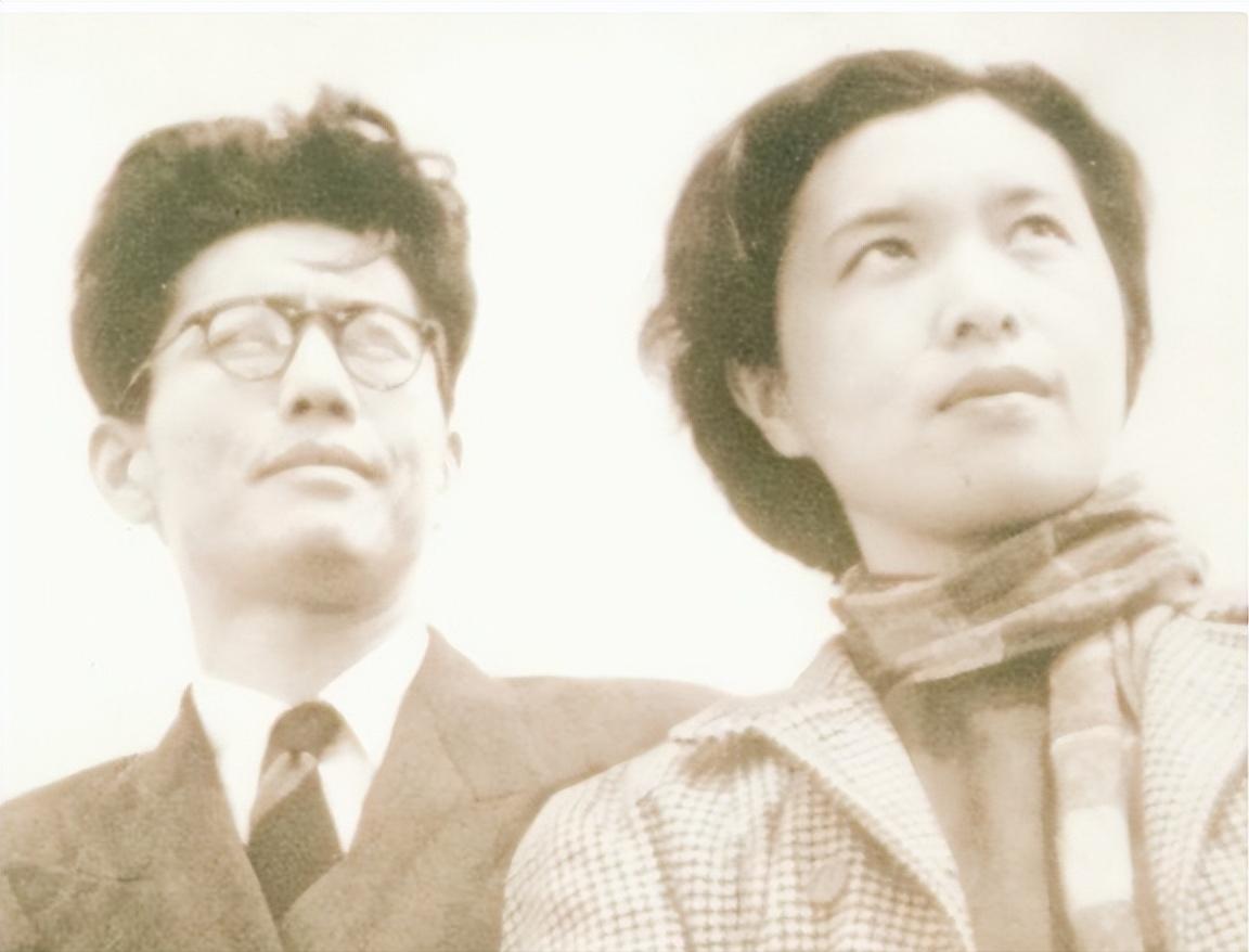 1985年，乔冠华归葬故乡盐城遭到拒绝，妻子章含之无奈之下找到一个人帮忙，此人在