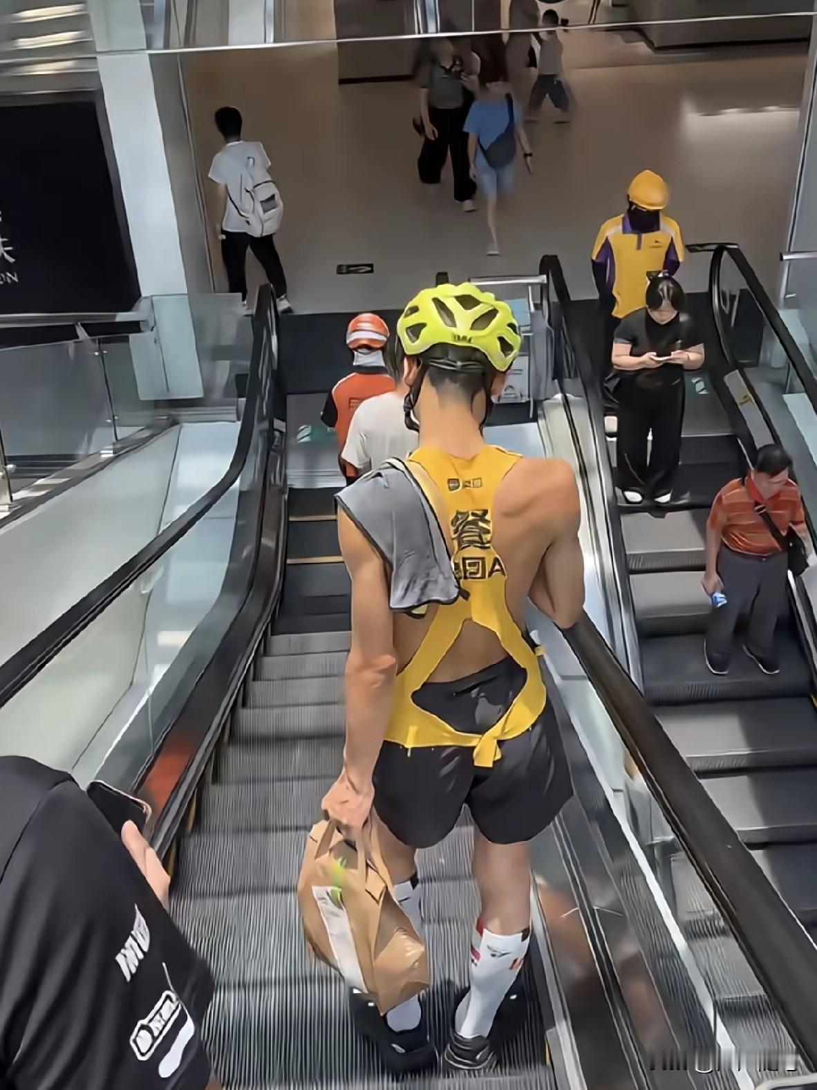 外卖小哥是知道热的。