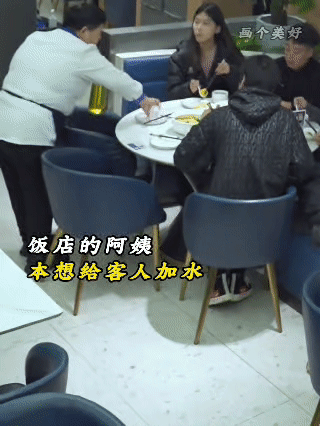 那天和朋友聚餐时，他无意间发现，餐厅里忙着添水的服务员，正是自己的母亲。母亲