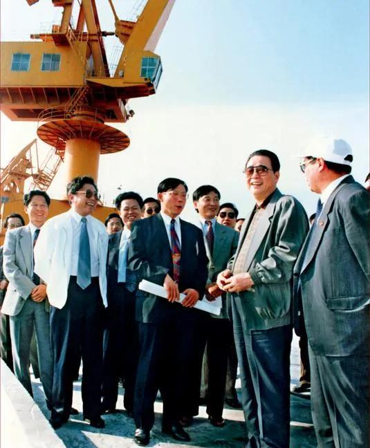 1996年2月13日，李鹏同志在海南省儋州市的洋埔经济开发区考察。1988年4月