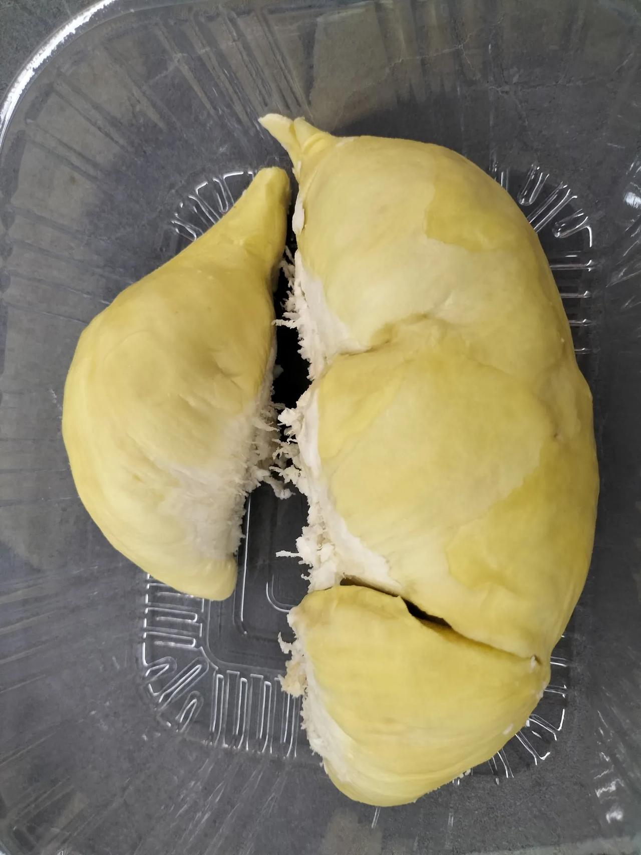 我这个人是不是很好吃！刚上市的榴莲，我买了一个花费我多少钱？昨天晚上去逛超市