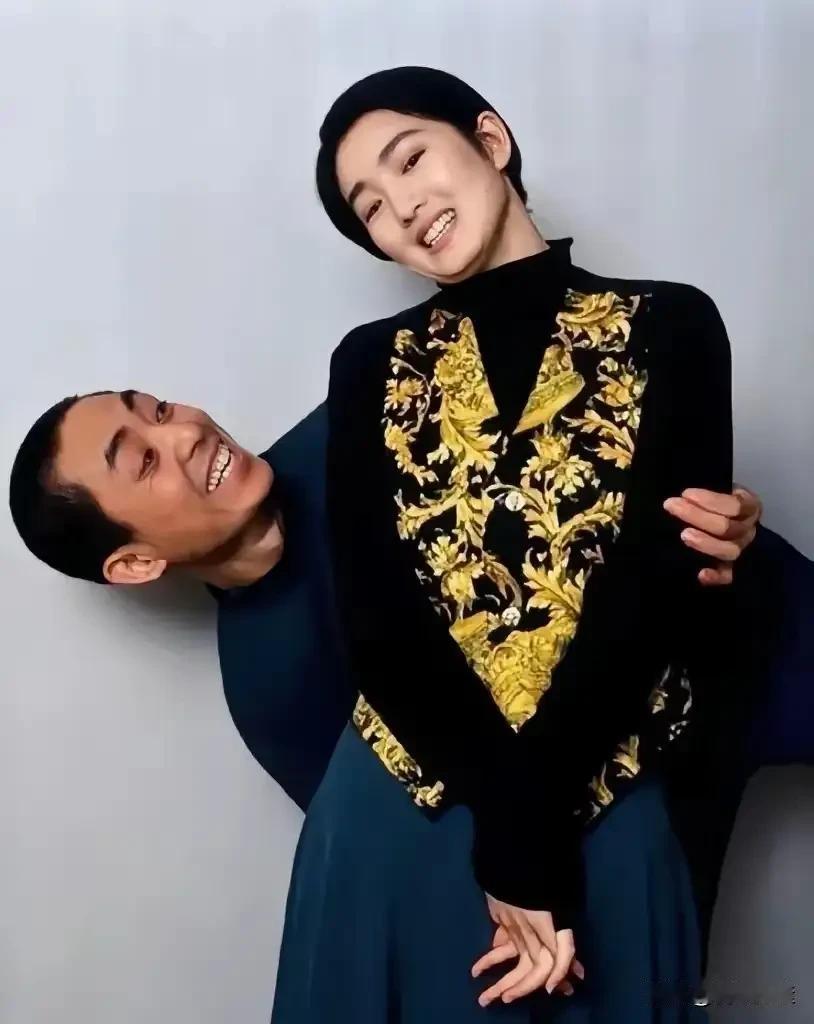 张艺谋那时候还未成名。巩俐当年能看上他，一方面是因为他长的周正帅气，另外主要还