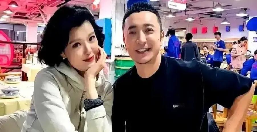 剑桥毕业也救不了收视率？央视把邹韵扔进直播间那天，弹幕都在问这姑娘谁。她一