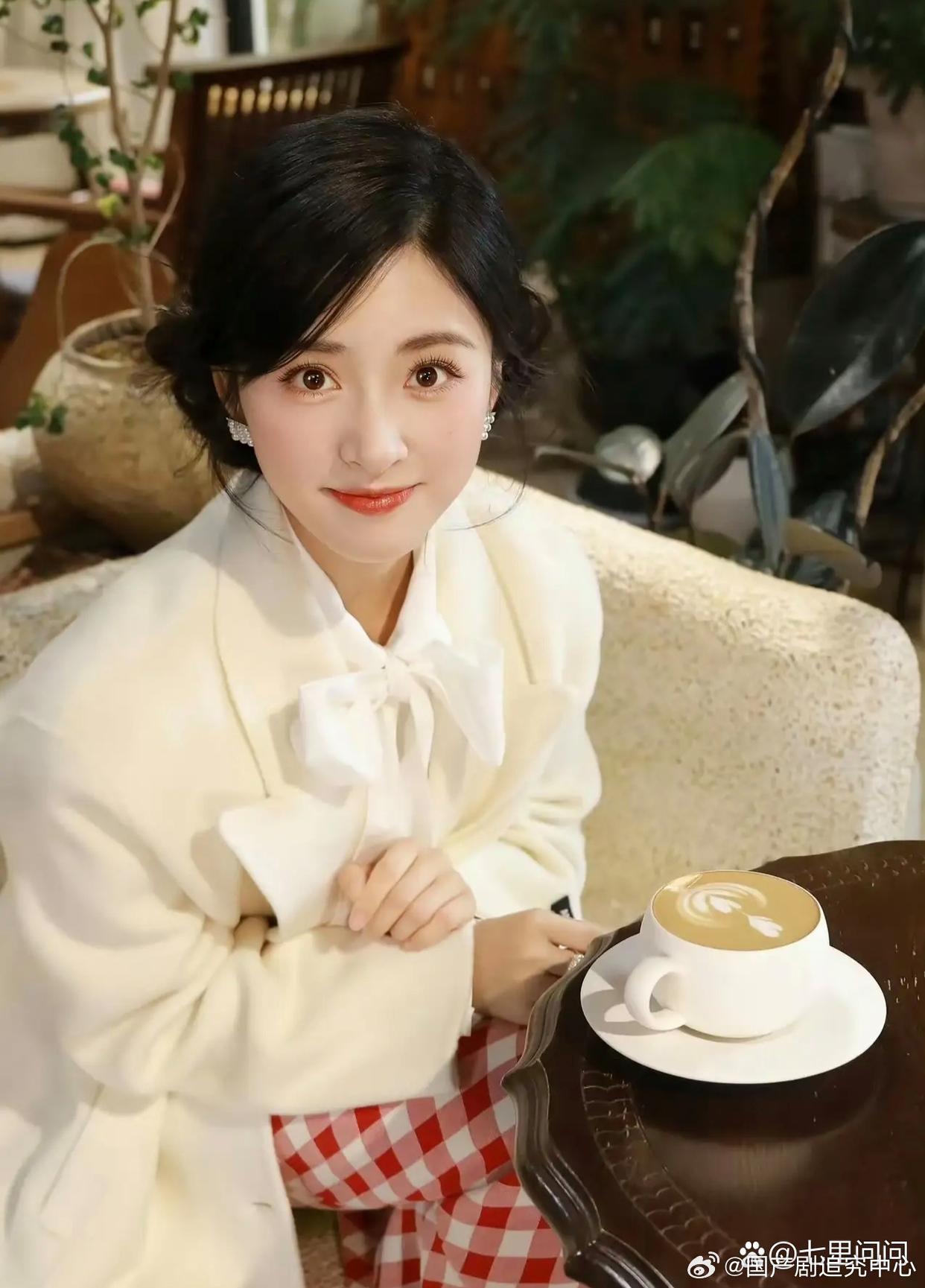 1.孟姐和王楚然都属于明艳型女星，两人被业界定义为竞品，相关资源都只会二选一。王