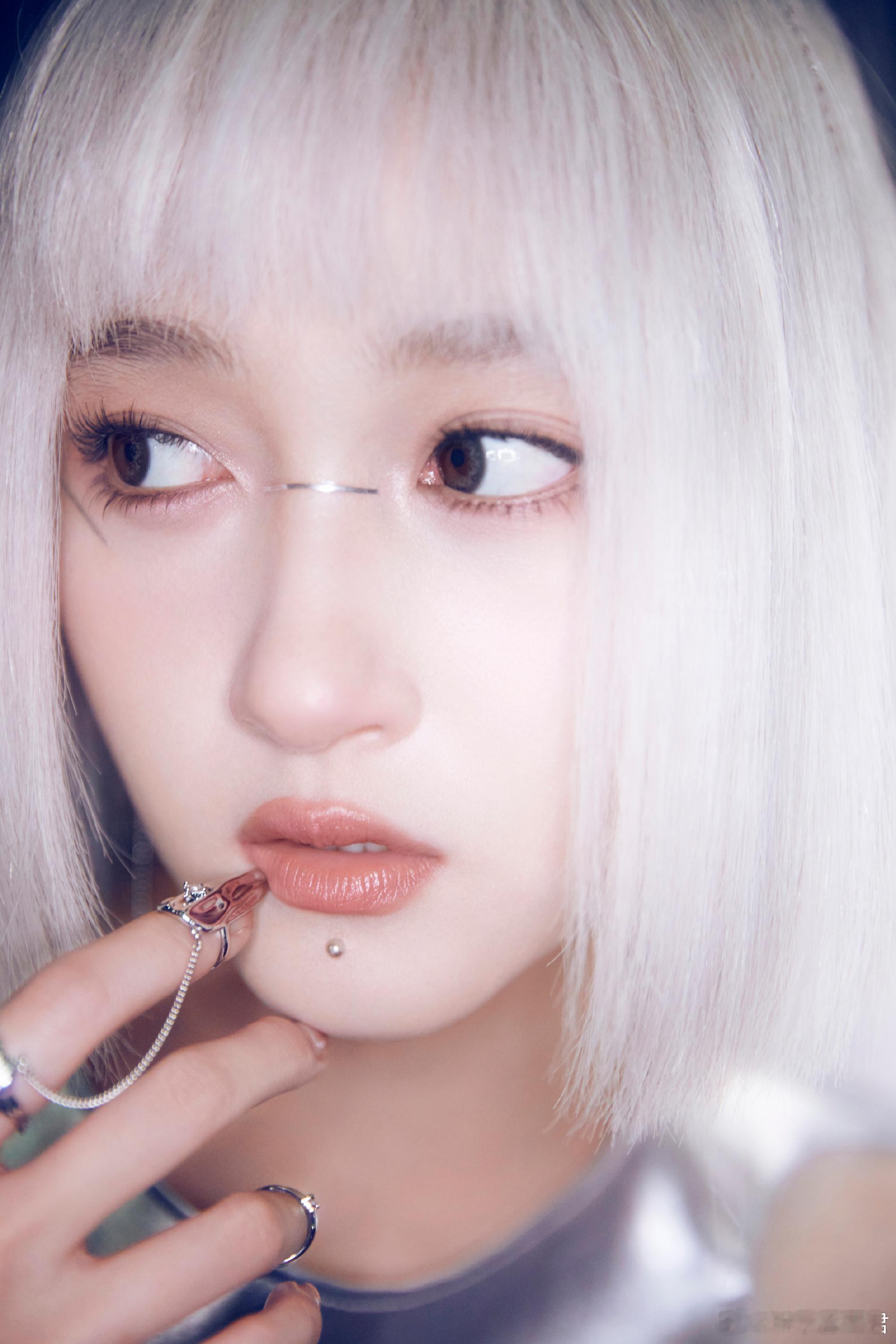 关晓彤Y3K未来感关晓彤这次的新造型从发丝到裙摆都有种清冷感。但是她的神态注入了