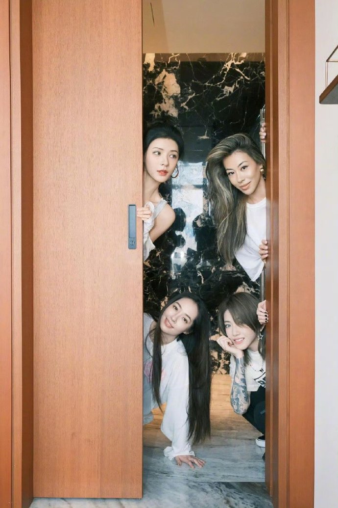 笑死，网友是懂总结的！“出道77年又重组出道”，听着像在叠经验BUFF。但换个角