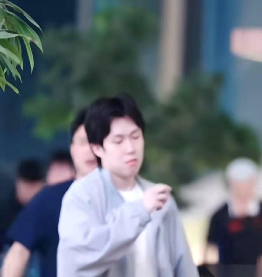 我真的会笑死，王楚钦在机场，就那么边走边丢矿泉水瓶。旁若无人，气定神闲。生怕