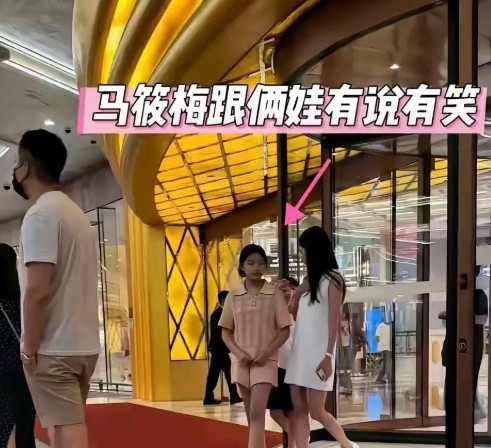 如果不是抖音帮忙，麻六记的门店直播不可能这么快就火起来。这波流量，张兰得感谢抖音