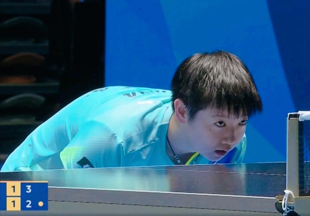 哈哈！孙颖莎肯定没热身，第一局懒洋洋的，7:11输掉了。第二局孙颖莎热身