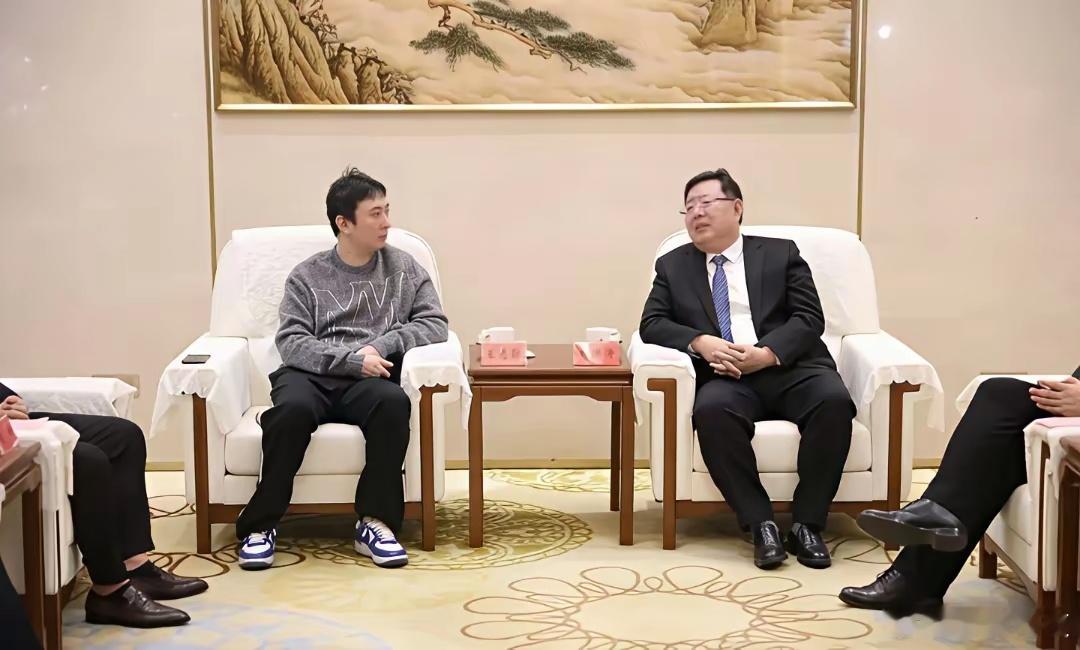 董宇辉和王思聪会见领导的方式，大家觉得哪种更好？董宇辉获得领导接见，他格外珍惜，