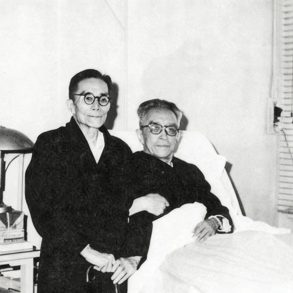 1962年，胡适和梅贻琦最后一次合影，当时的他们都在住院，病房离得不远，经常一起