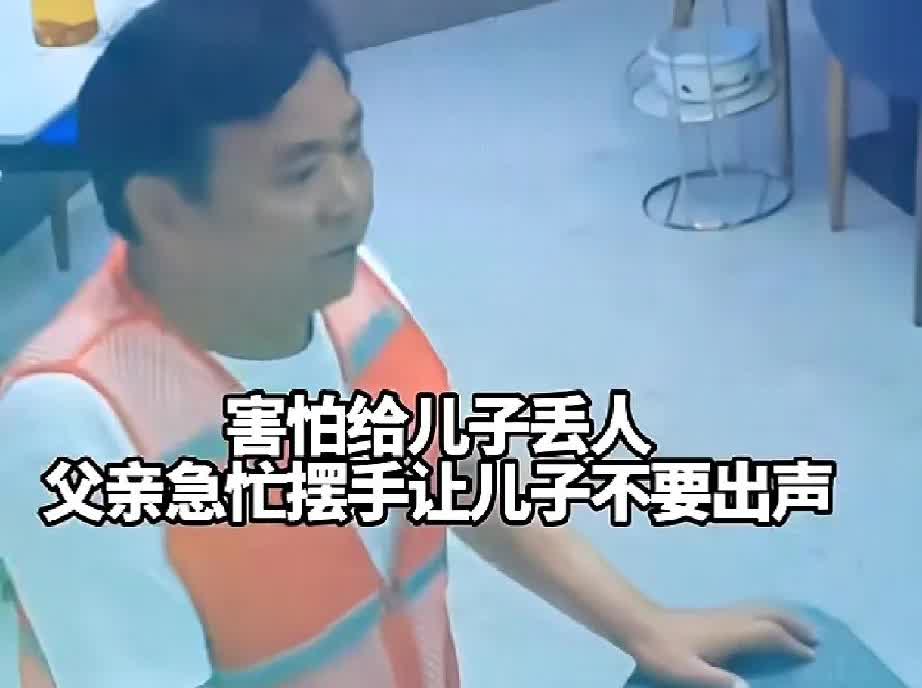 男子带女朋友吃饭遇上送外卖的父亲，他的做法令人惊呼意外！一男子带着女朋友