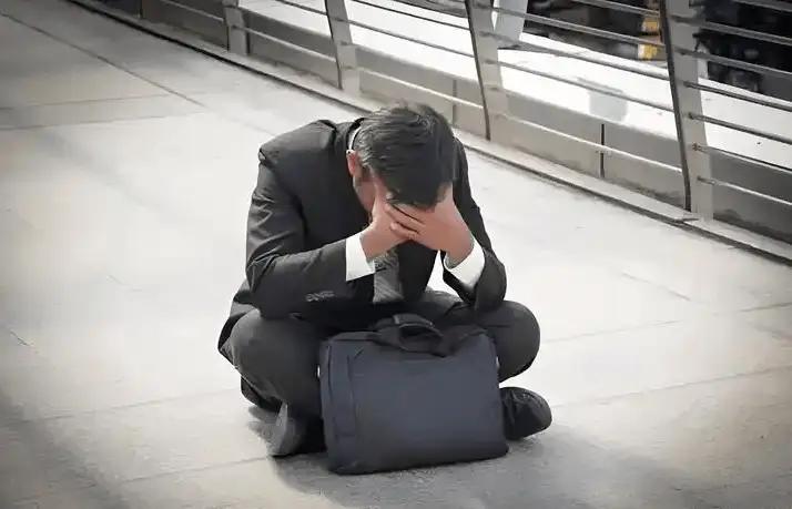 上海500万房贷压垮35岁精英男：月入6万掏不出2万救命钱，光鲜中产人设崩塌背后