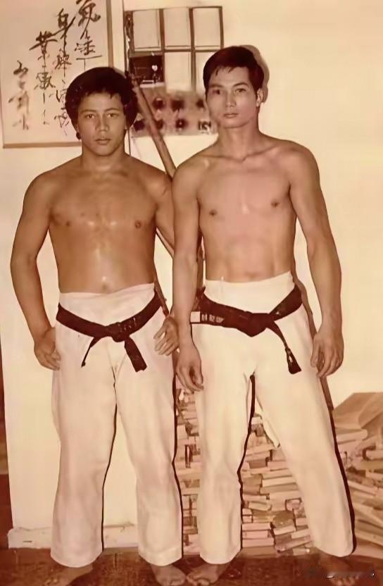 梁小龙真不愧是武林高手，从当年他这个健硕的身板就可以看出来了，一看就是万中无一的