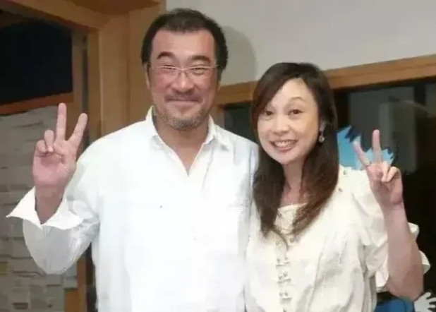 1994年，36岁的李宗盛婚内出轨28岁的林忆莲，不久后，李宗盛对妻子朱卫茵说：