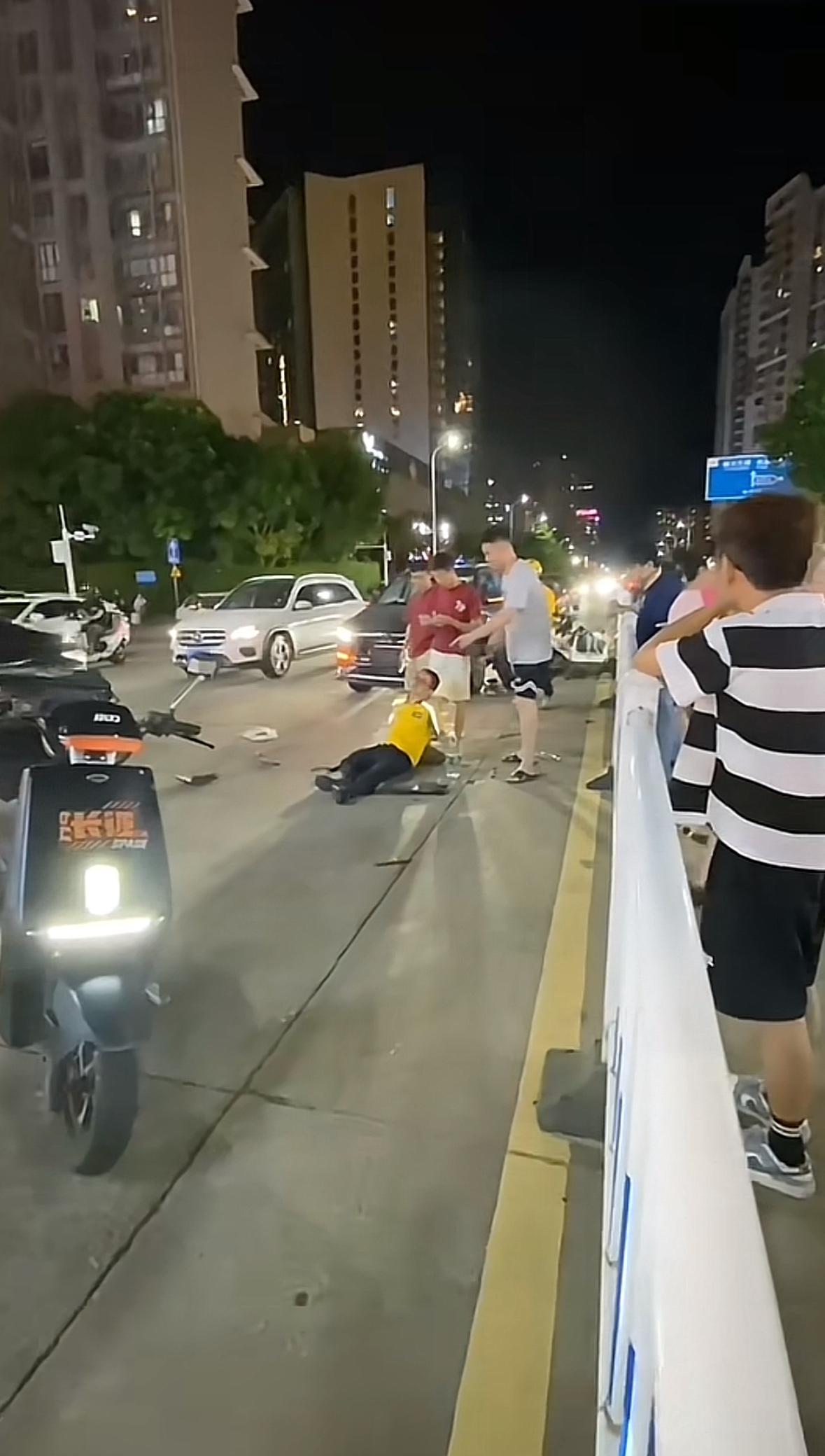 外卖真是高危行业！一个外卖小哥被小车撞的头破血流，还好人还能坐起来，应该问题不大