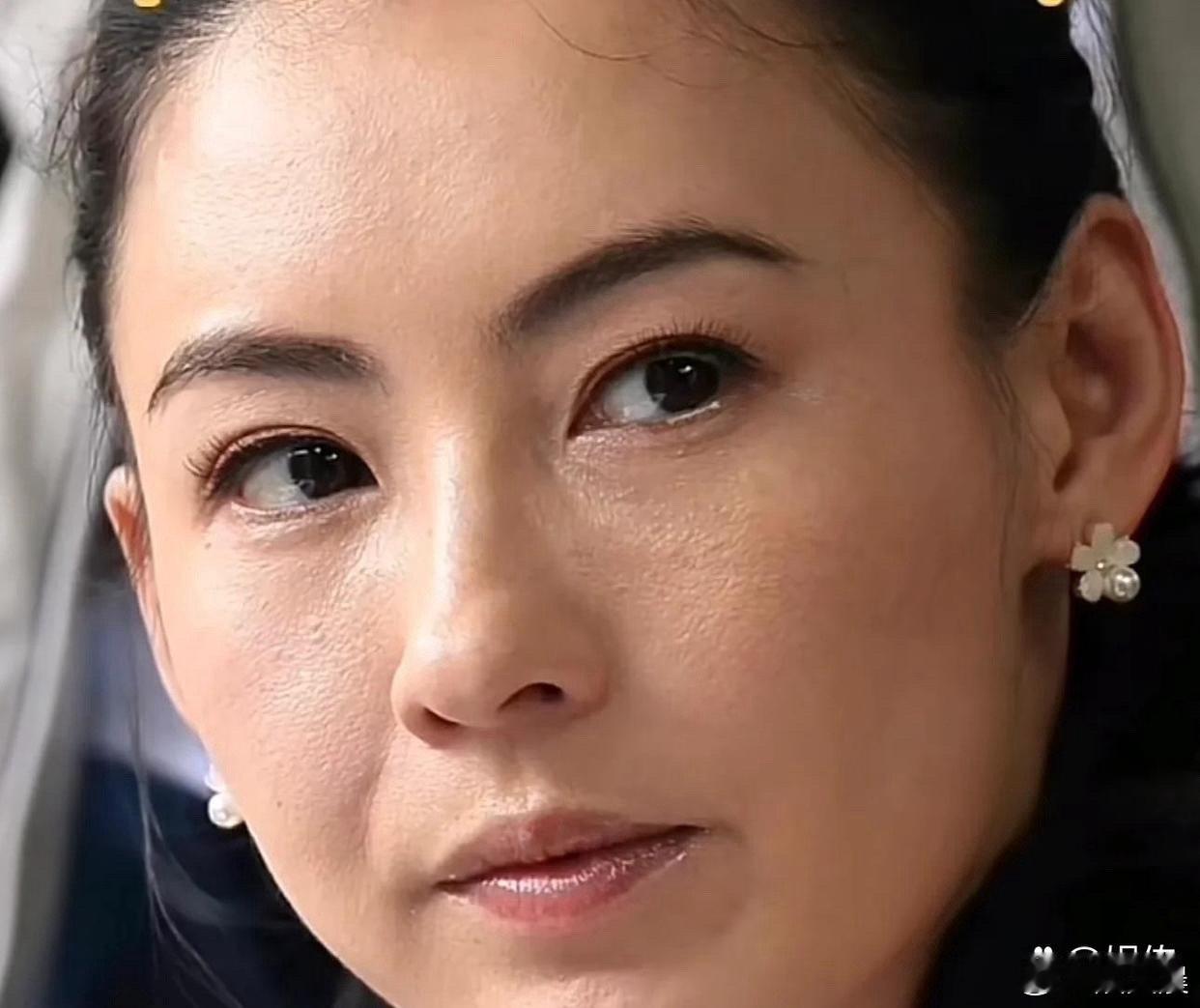 张柏芝素颜照太真实了！脸上的斑点、小痣与法令纹清晰可见，不加修饰的模样反而更显从