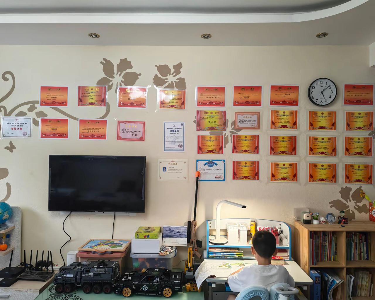 又是一个阳光明媚的下午，那小孩在预习课本。全职宝妈加油孩子要开学了记录陪读的